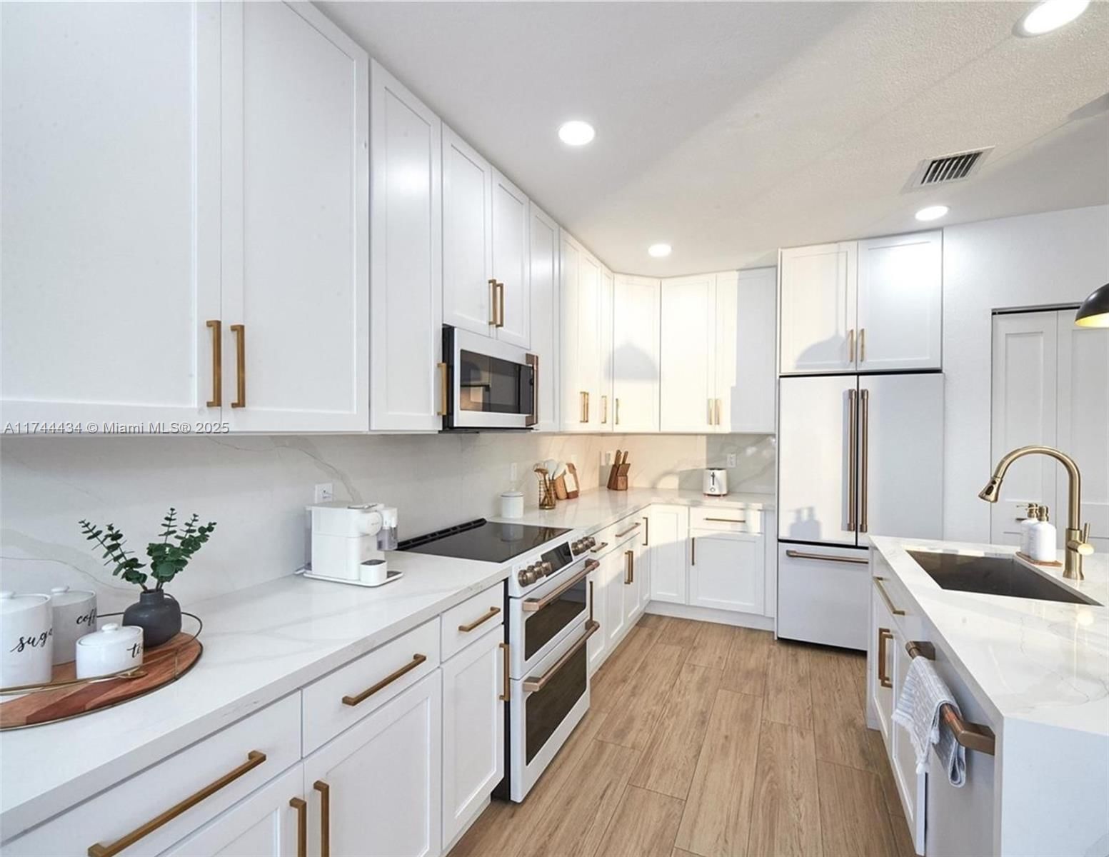 Real estate property located at 15565 176th Ter, Miami-dade, Venetian Parc West, Miami, FL