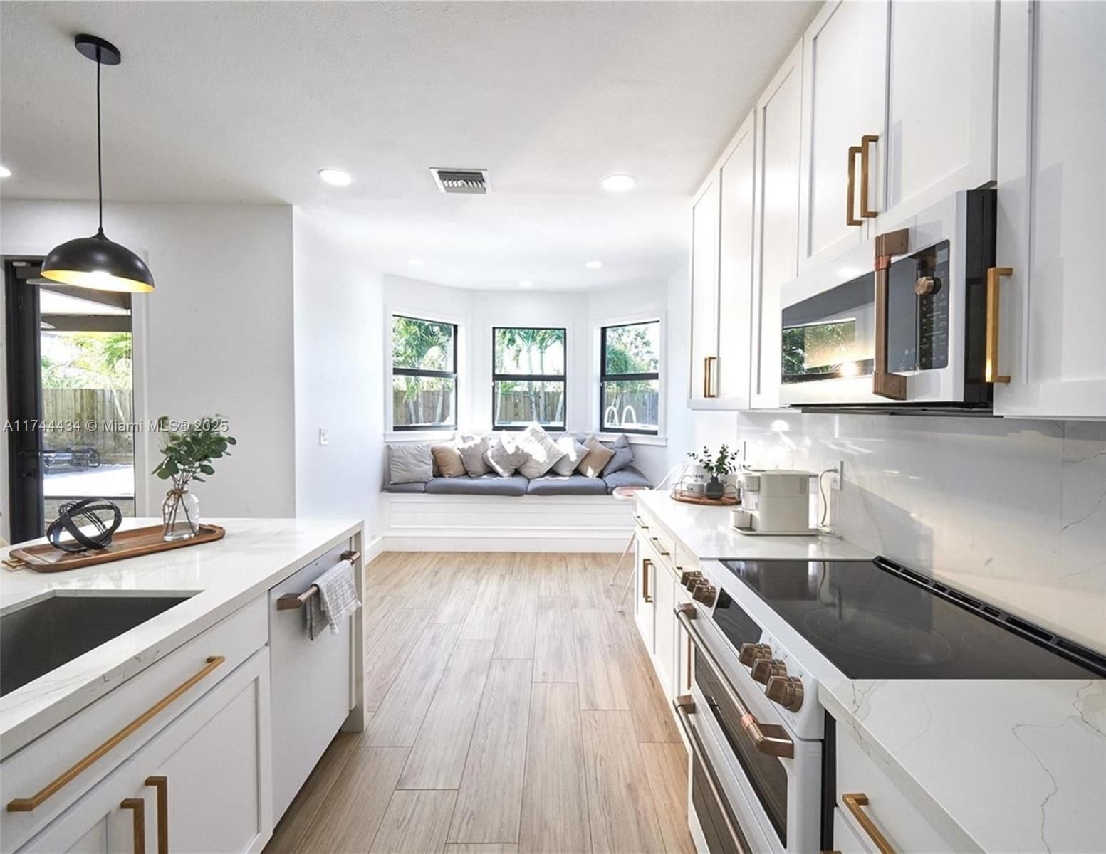 Real estate property located at 15565 176th Ter, Miami-dade, Venetian Parc West, Miami, FL