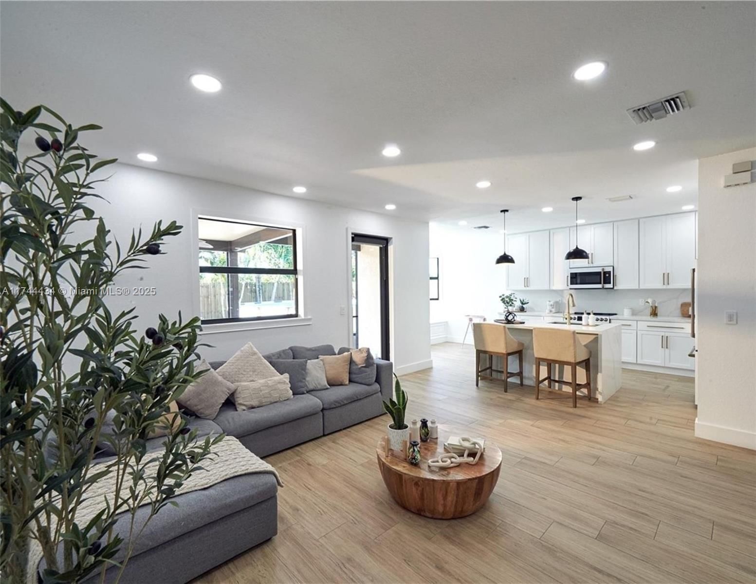 Real estate property located at 15565 176th Ter, Miami-dade, Venetian Parc West, Miami, FL