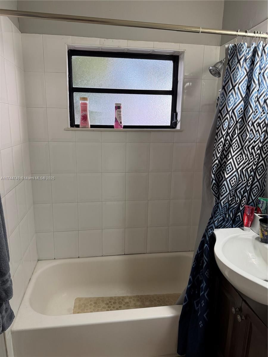 Real estate property located at 2770 164th Ter, Miami-dade, 1st Addn To Golden Highla, Miami Gardens, FL
