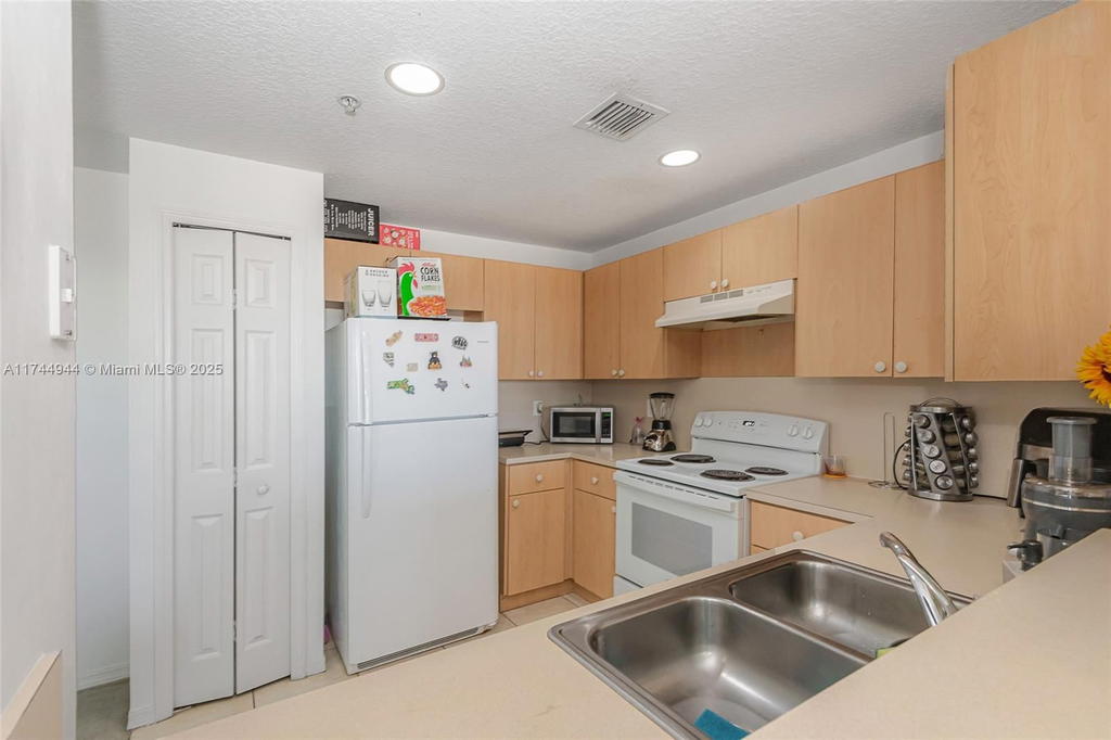 Real estate property located at 6670 114th Ave #638, Miami-dade, The Courts At Doral Isles, Doral, FL