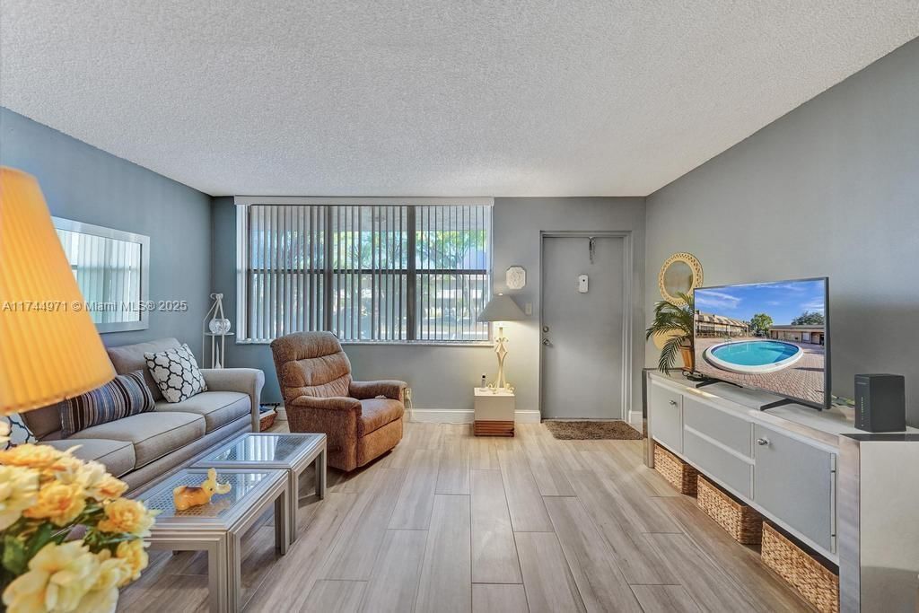 Real estate property located at 9141 Sunrise Lakes Blvd #104, Broward, Sunrise Lakes 113 Condo, Sunrise, FL