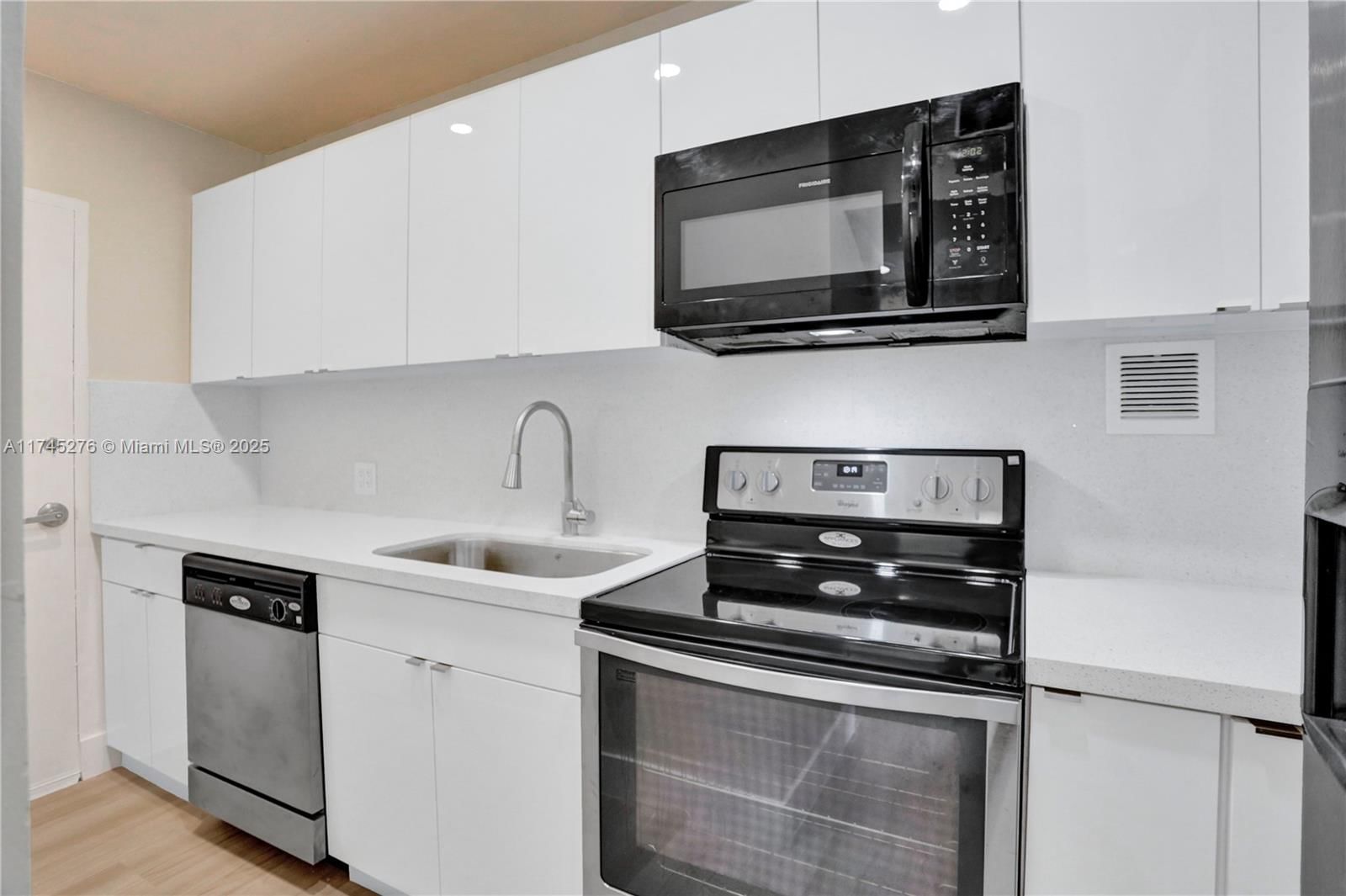 Real estate property located at 1200 West Ave PH28, Miami-dade, Mirador 1200 Condo, Miami Beach, FL