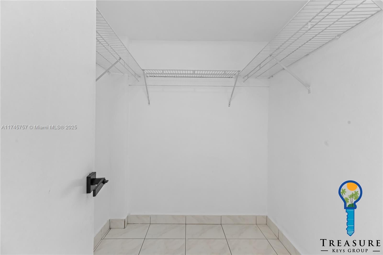 Real estate property located at 2910 Point East Dr M511, Miami-dade, Point East Sec Iii Condo, Aventura, FL