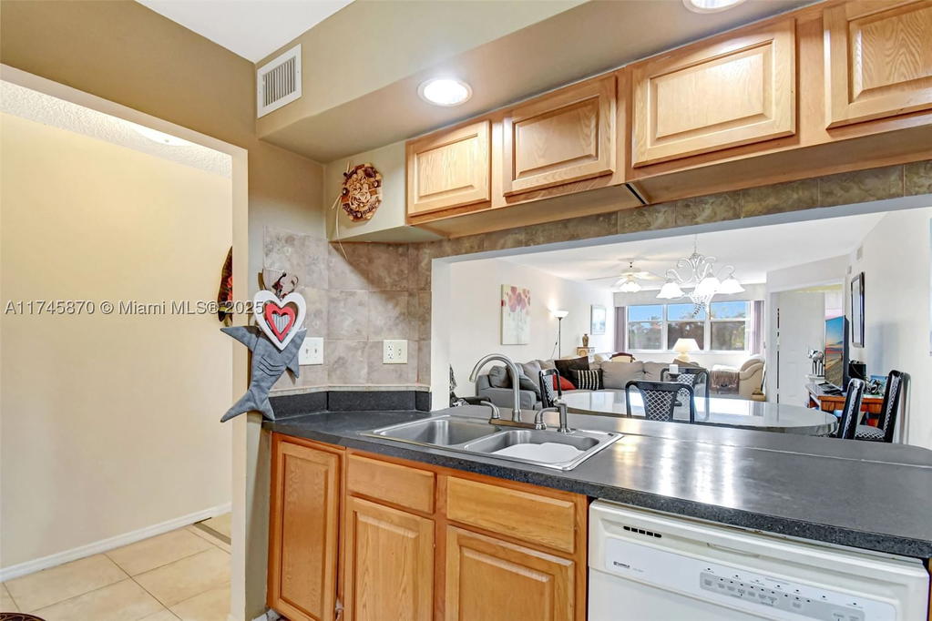 Real estate property located at 10456 24th Pl #209, Broward, Sunrise Lakes 210 Condo, Sunrise, FL