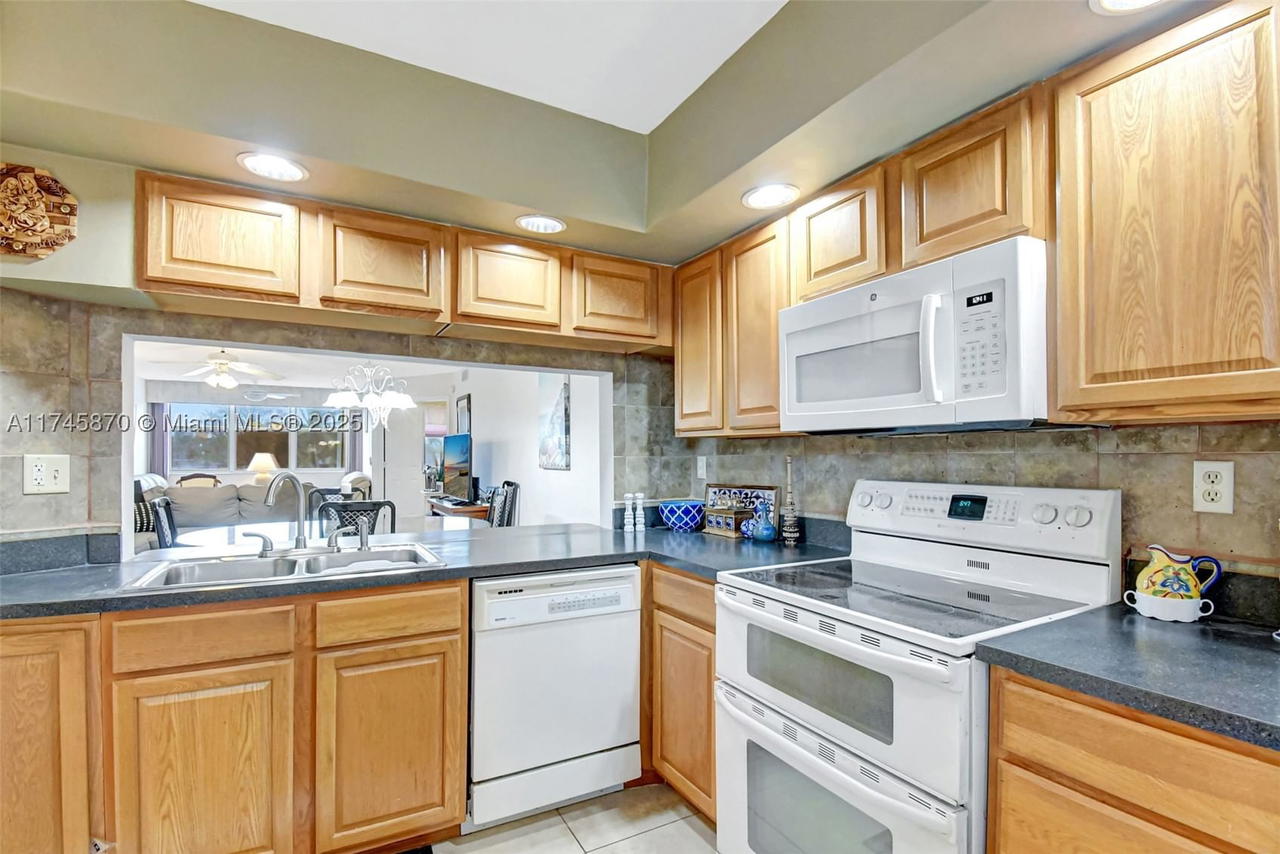 Real estate property located at 10456 24th Pl #209, Broward, Sunrise Lakes 210 Condo, Sunrise, FL