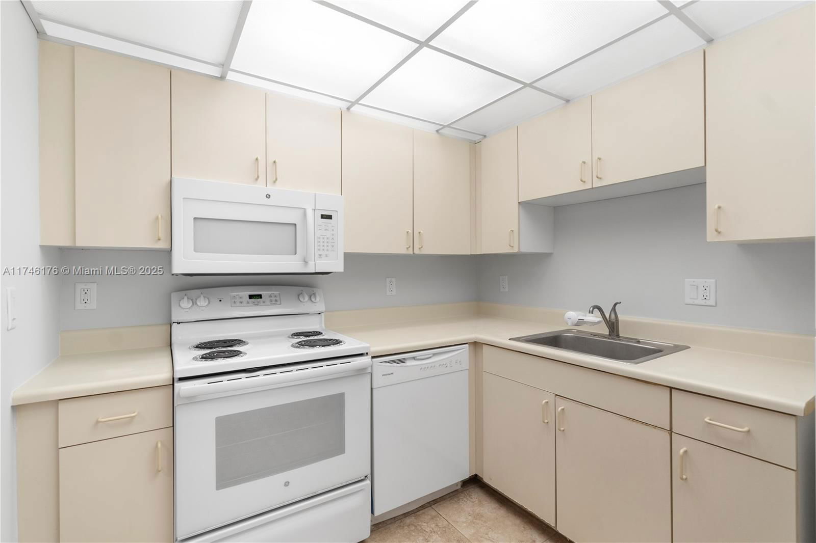Real estate property located at 21133 85th Ave #103, Miami-dade, Cove Condo Phase Ii, The, Cutler Bay, FL