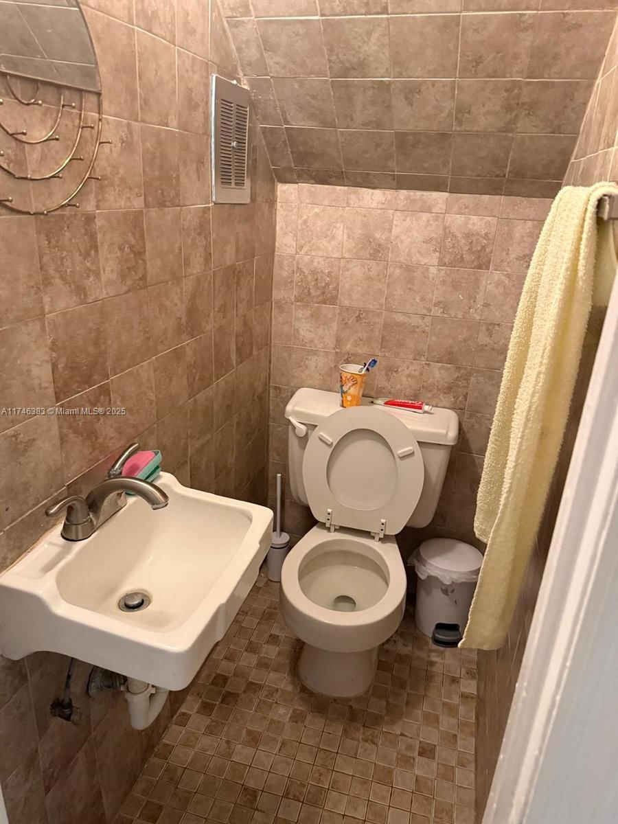 Real estate property located at 1000 28th St #8, Miami-dade, One-thousand West Condo, Hialeah, FL
