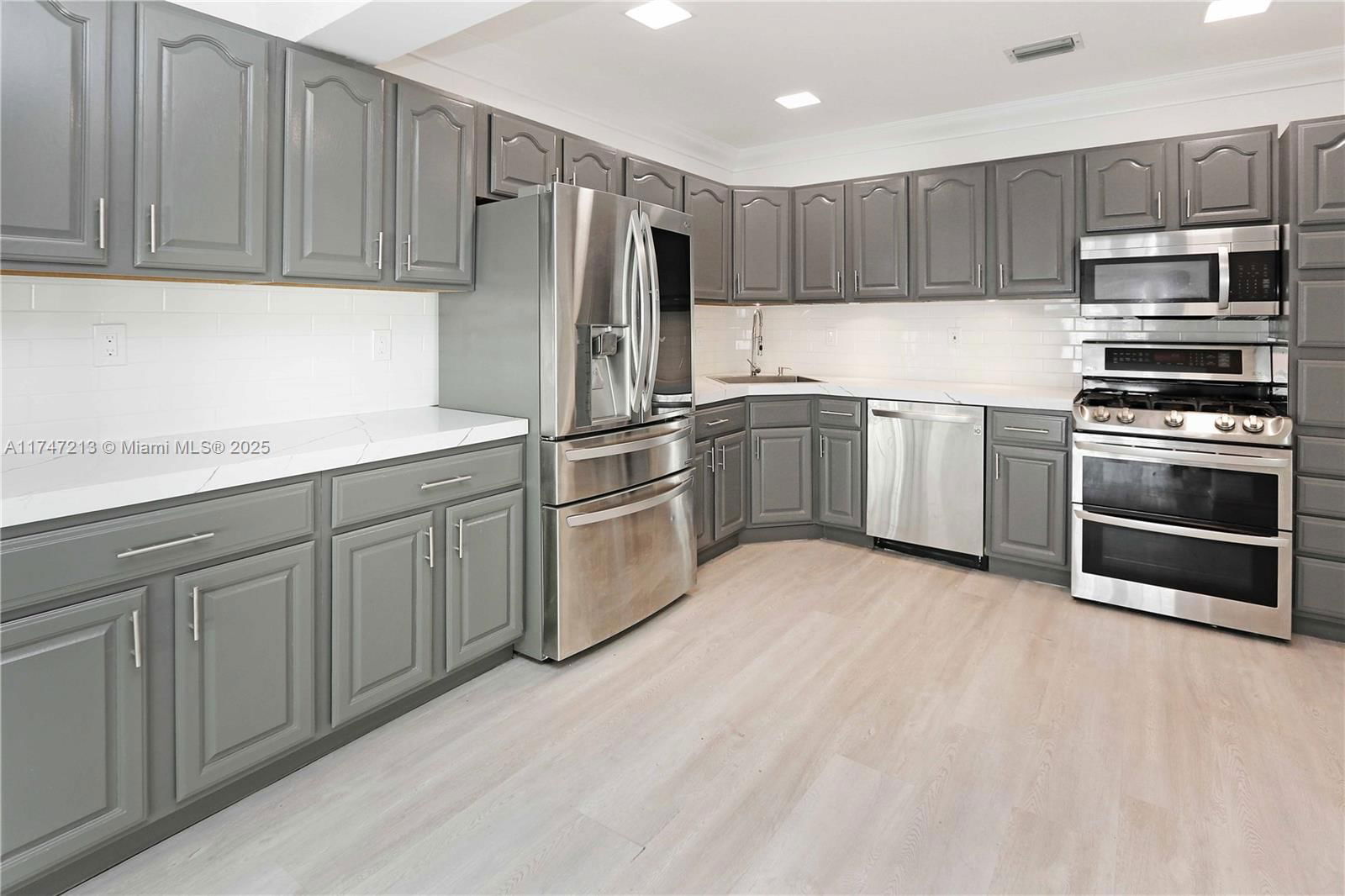 Real estate property located at 1011 14th Ave, Broward, Country Club Homes, Hollywood, FL
