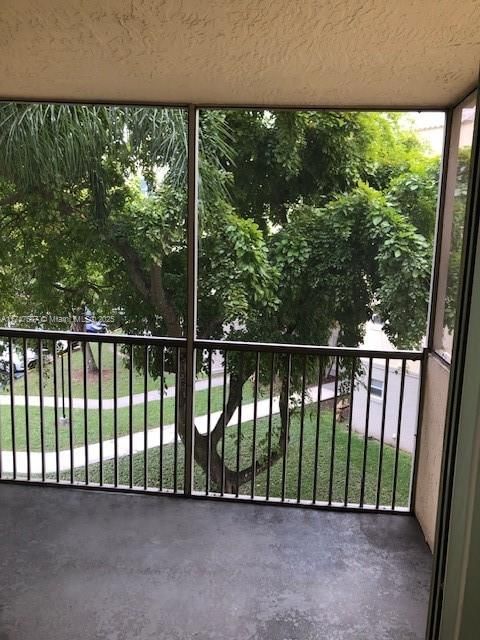 Real estate property located at 8353 Lake Dr #302, Miami-dade, Las Vistas At Doral Condo, Doral, FL