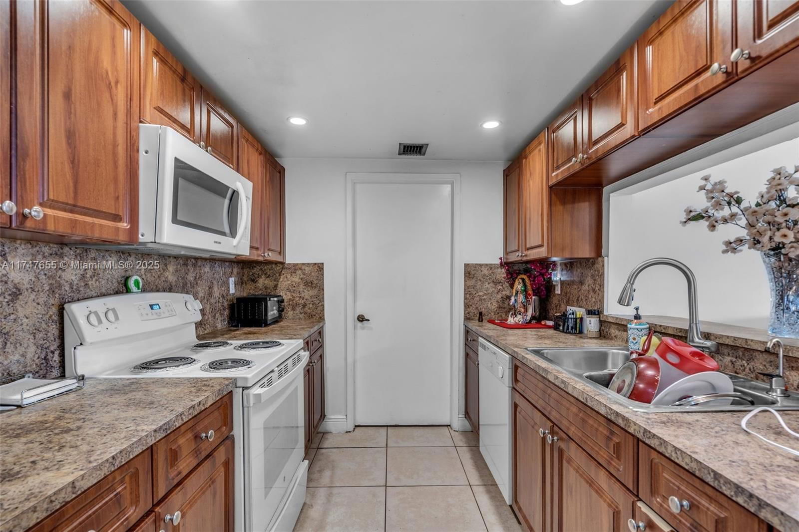 Real estate property located at 10105 9th St Cir #9-105, Miami-dade, Las Brisas Village Condo, Miami, FL