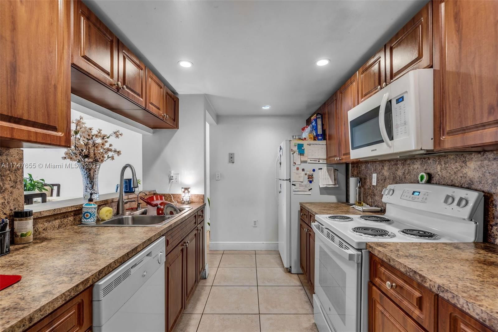 Real estate property located at 10105 9th St Cir #9-105, Miami-dade, Las Brisas Village Condo, Miami, FL