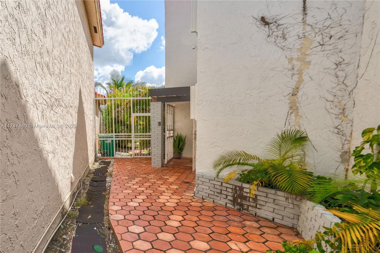Real estate property located at 1089 135th Pl, Miami-dade, Tamiami Lakes Sec 6, Miami, FL