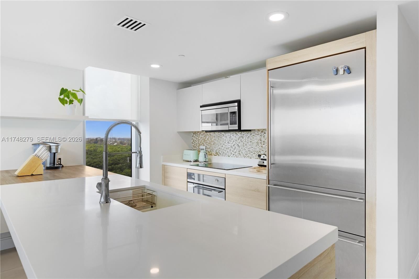 Real estate property located at 16385 Biscayne Blvd #1221, Miami-dade, The Harbour South Condo, North Miami Beach, FL
