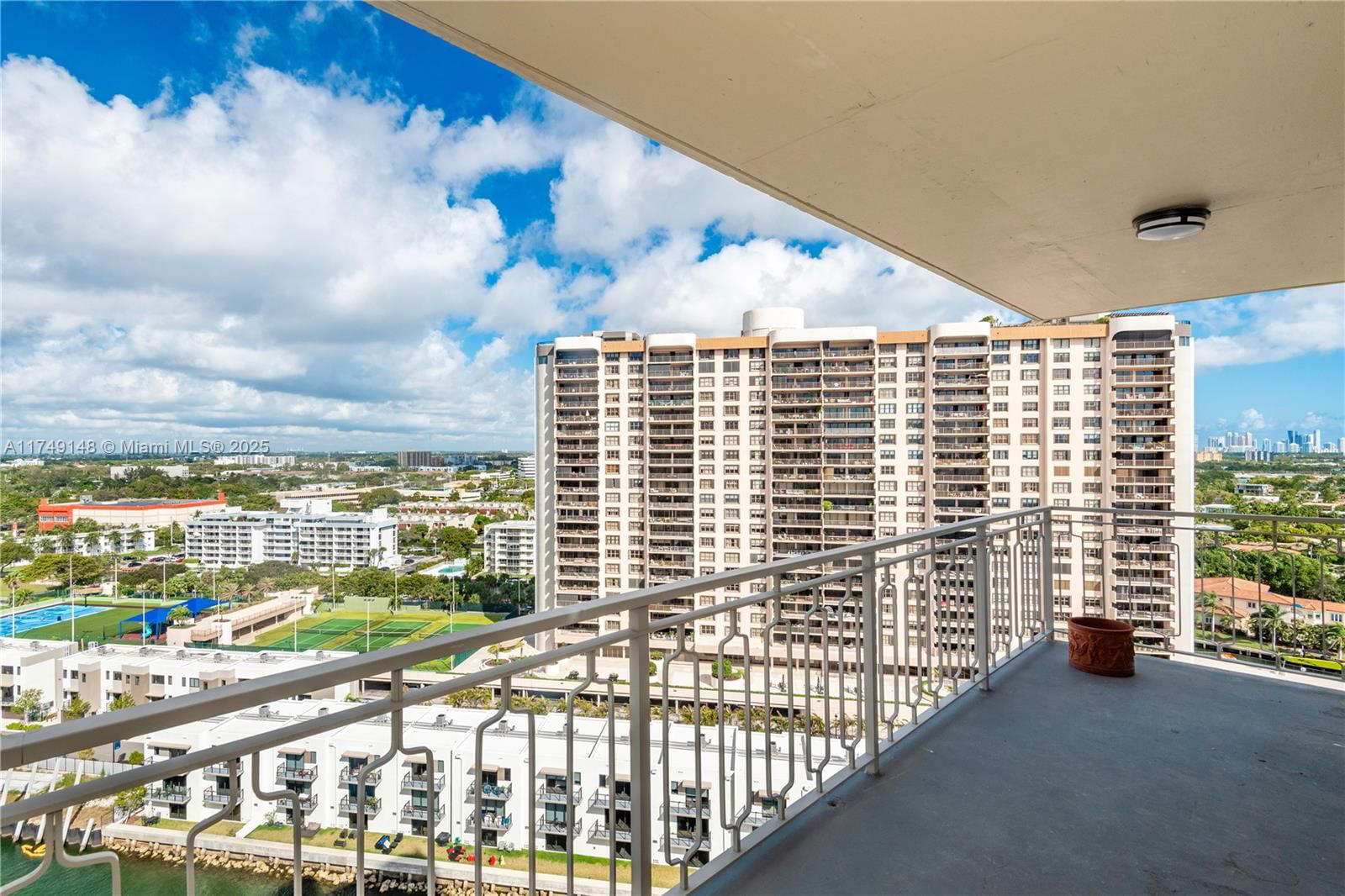 Real estate property located at 11111 Biscayne Blvd #17H, Miami-dade, Jockey Club Condo, Miami, FL