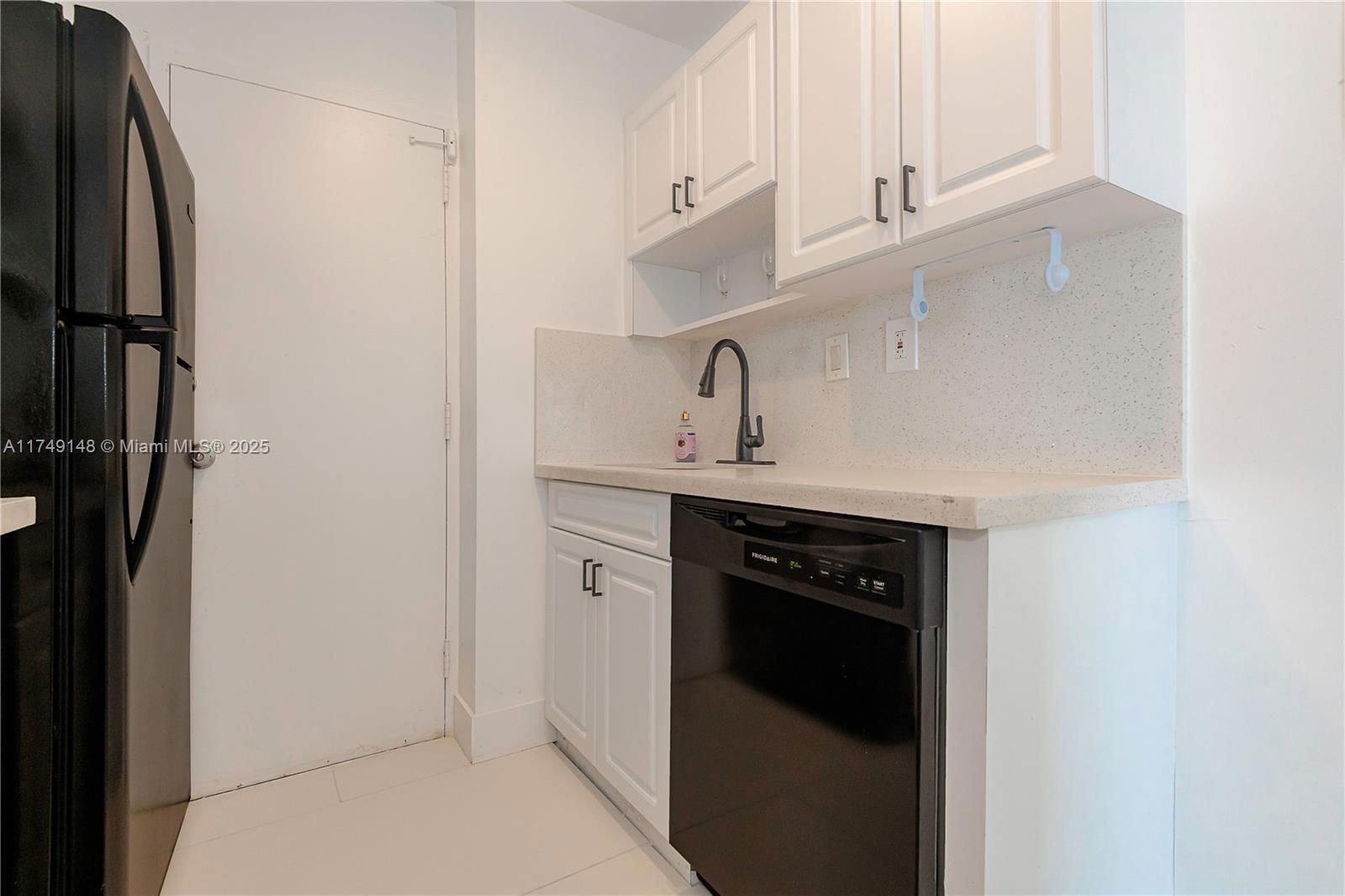 Real estate property located at 11111 Biscayne Blvd #17H, Miami-dade, Jockey Club Condo, Miami, FL
