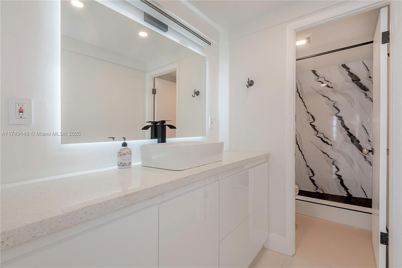 Real estate property located at 11111 Biscayne Blvd #17H, Miami-dade, Jockey Club Condo, Miami, FL