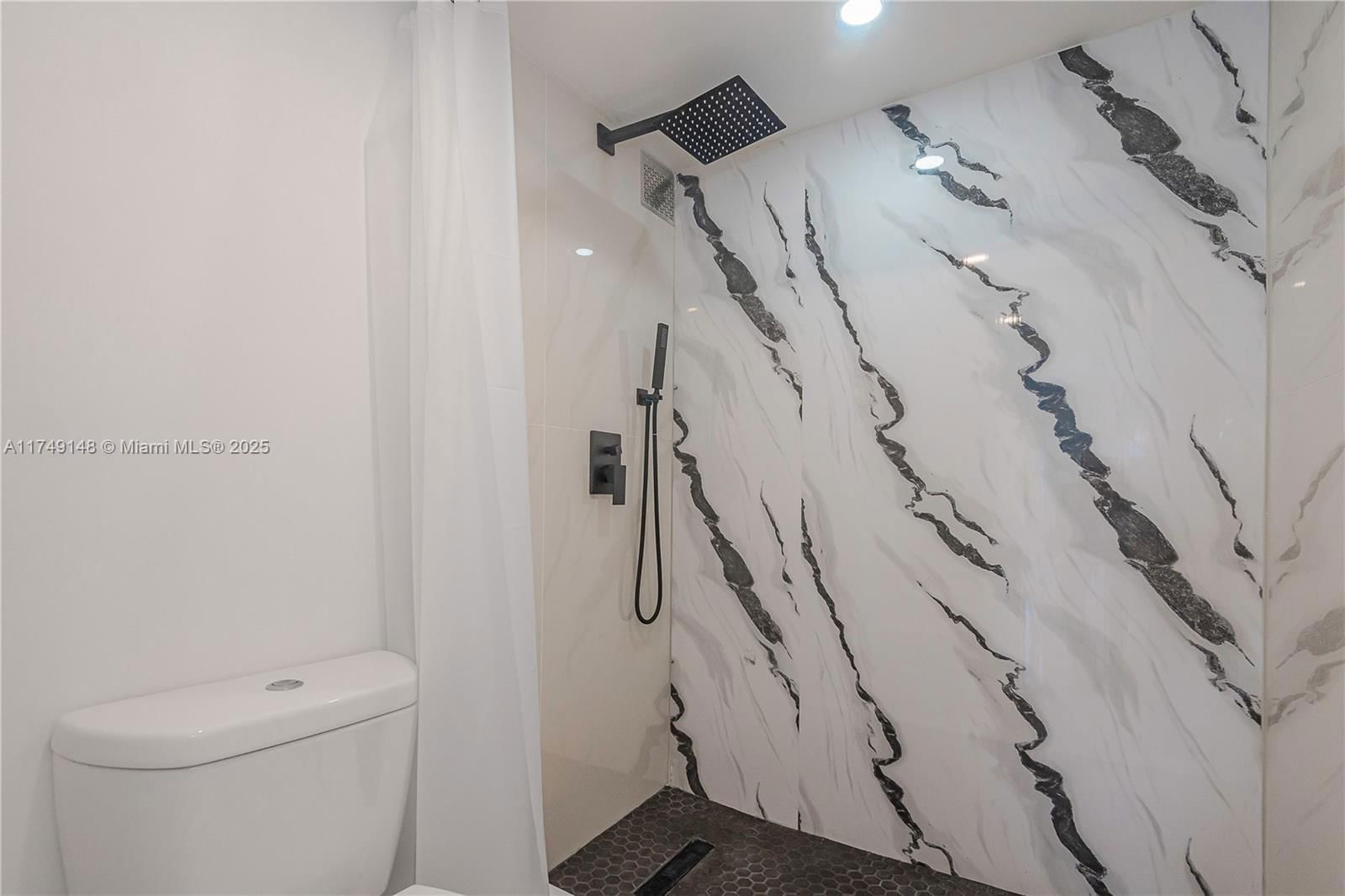 Real estate property located at 11111 Biscayne Blvd #17H, Miami-dade, Jockey Club Condo, Miami, FL