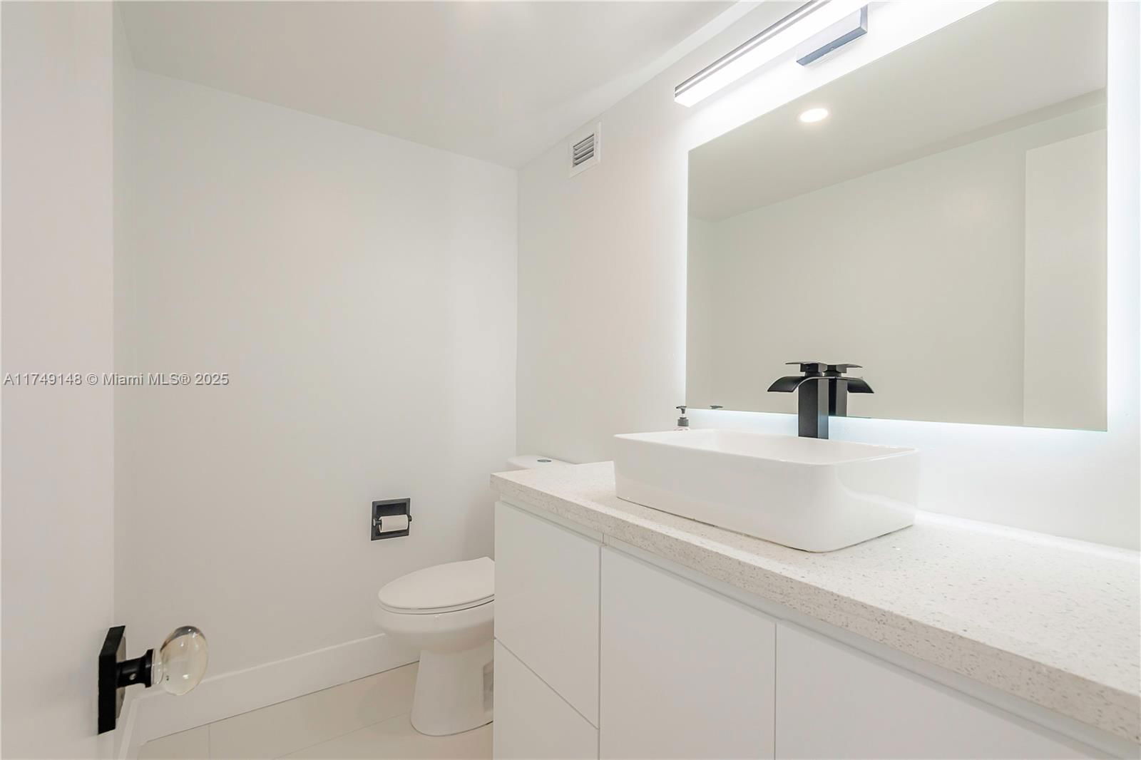 Real estate property located at 11111 Biscayne Blvd #17H, Miami-dade, Jockey Club Condo, Miami, FL