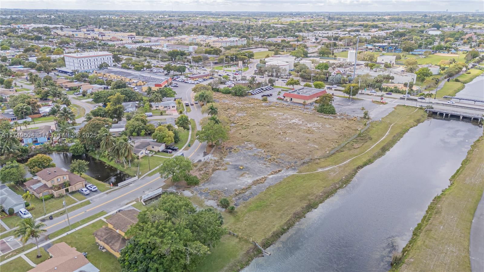 Real estate property located at 3900 37th St, Broward, Lauderdale Lakes, FL