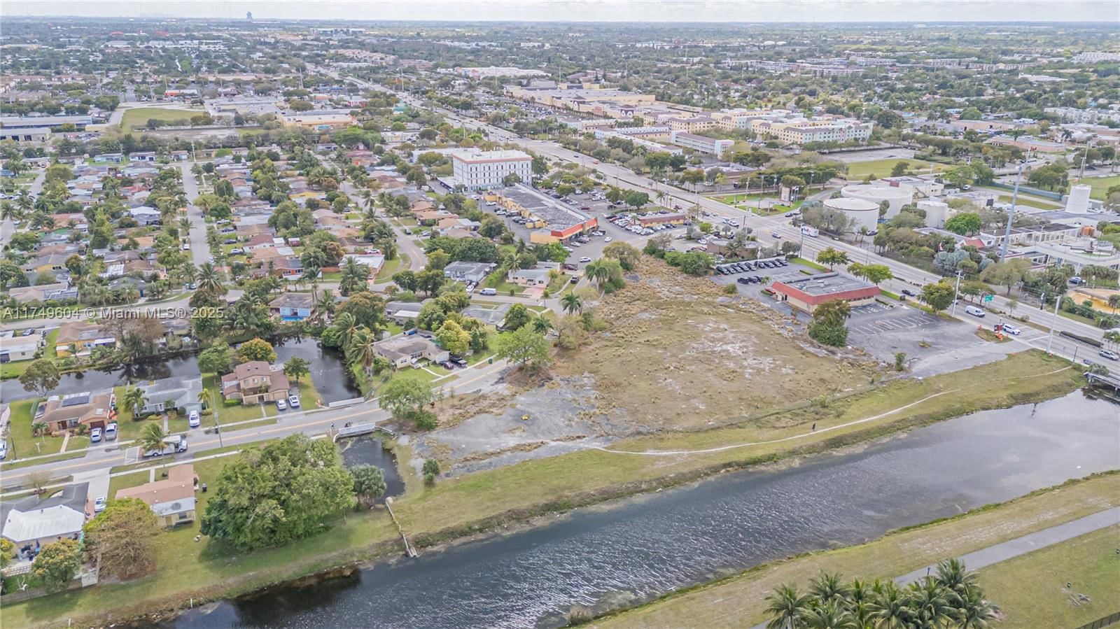 Real estate property located at 3900 37th St, Broward, Lauderdale Lakes, FL