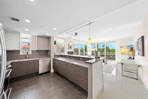 Real estate property located at 200 Ocean Dr #5D, Miami-dade, 200 Ocean Drive Condo, Miami Beach, FL