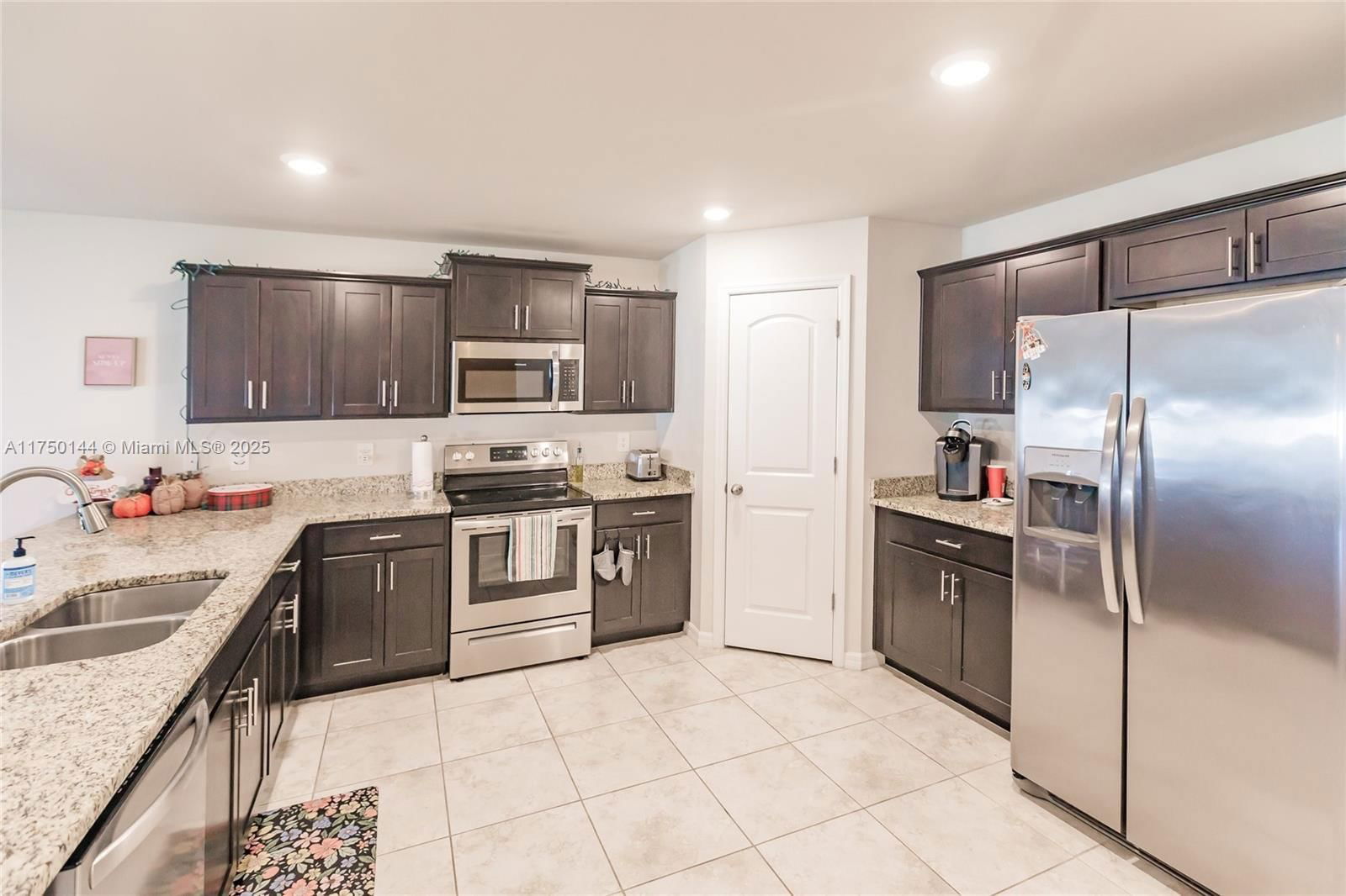 Real estate property located at 2705 5th Ter, Lee, Cape Coral, Cape Coral, FL