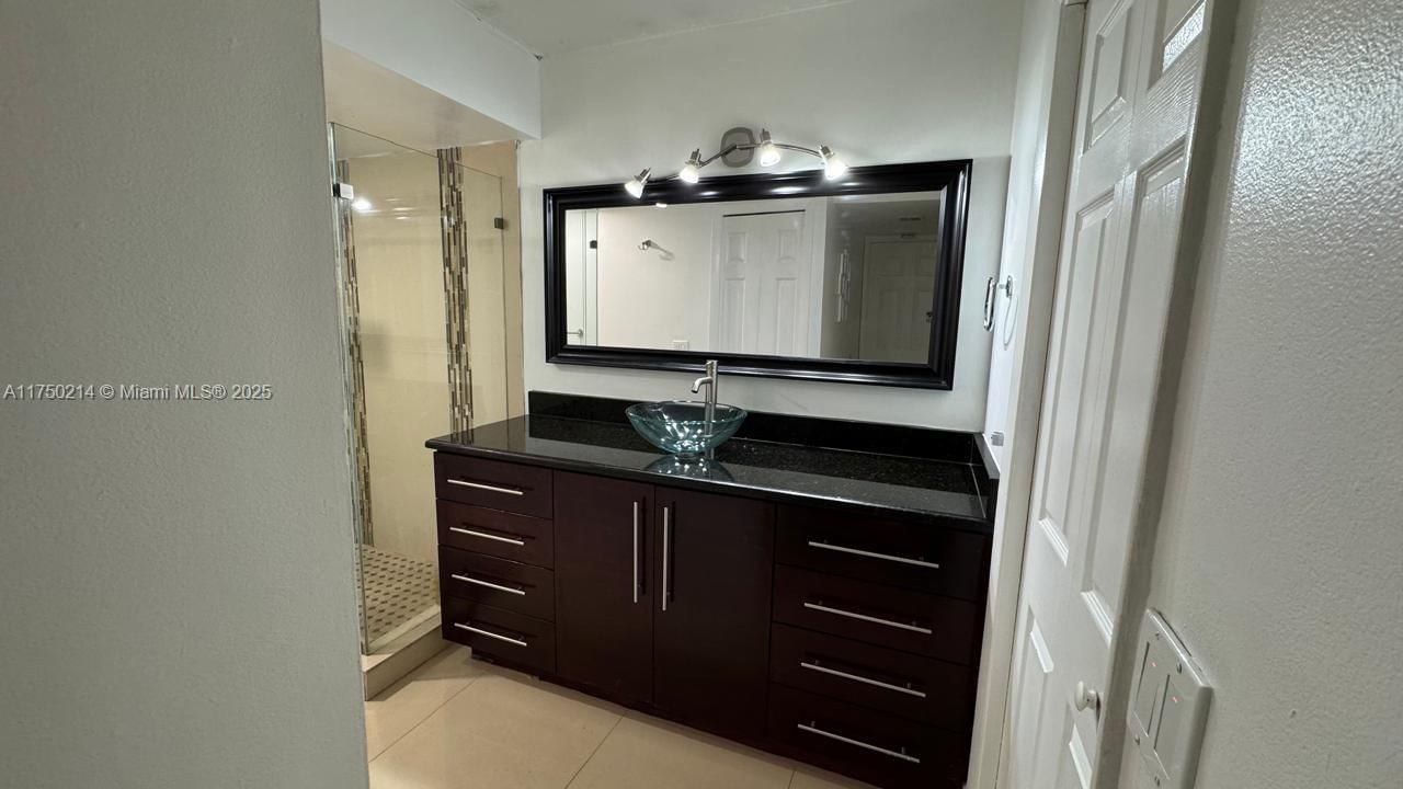 Real estate property located at 435 Lakeview Dr #104, Broward, Racquet Club Apartments A, Weston, FL