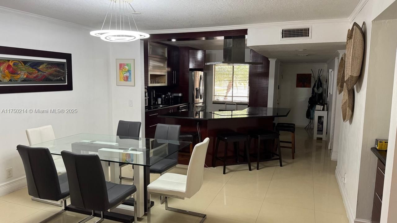 Real estate property located at 435 Lakeview Dr #104, Broward, Racquet Club Apartments A, Weston, FL