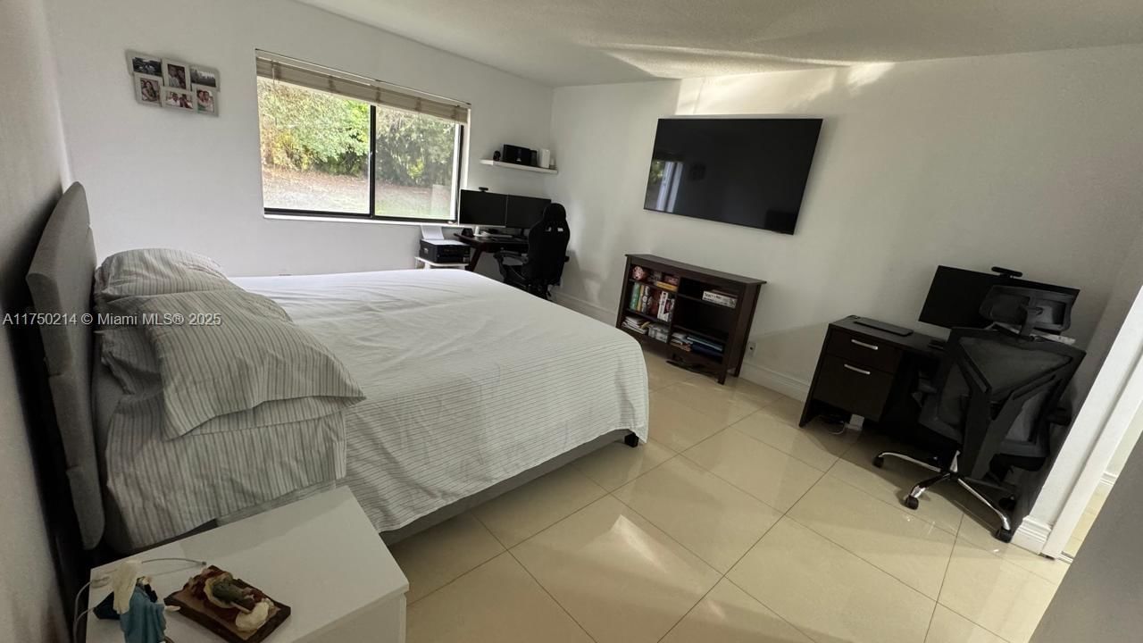 Real estate property located at 435 Lakeview Dr #104, Broward, Racquet Club Apartments A, Weston, FL