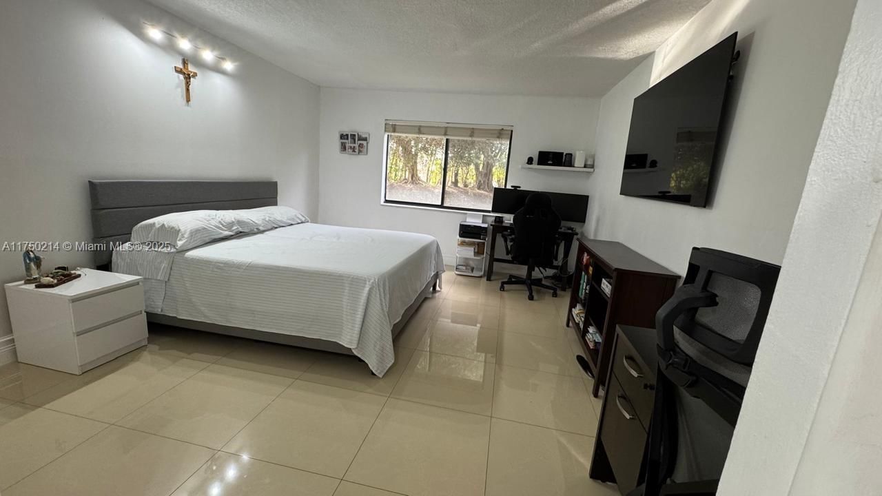 Real estate property located at 435 Lakeview Dr #104, Broward, Racquet Club Apartments A, Weston, FL