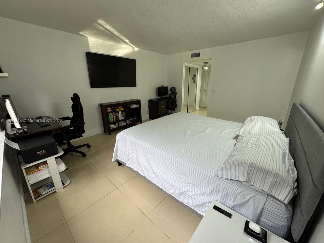 Real estate property located at 435 Lakeview Dr #104, Broward, Racquet Club Apartments A, Weston, FL