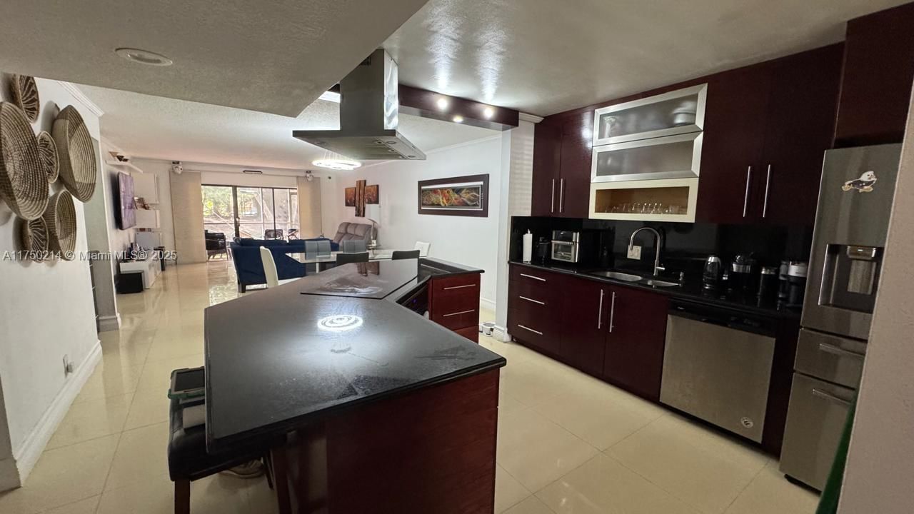 Real estate property located at 435 Lakeview Dr #104, Broward, Racquet Club Apartments A, Weston, FL