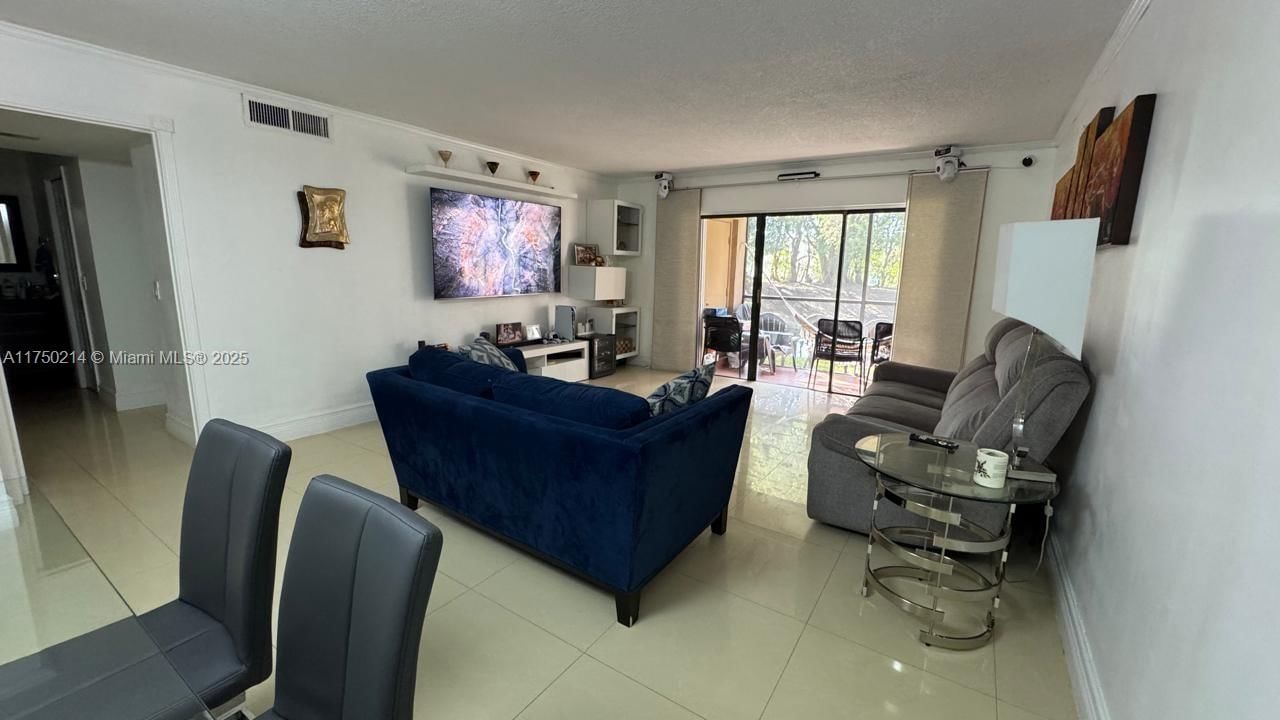 Real estate property located at 435 Lakeview Dr #104, Broward, Racquet Club Apartments A, Weston, FL