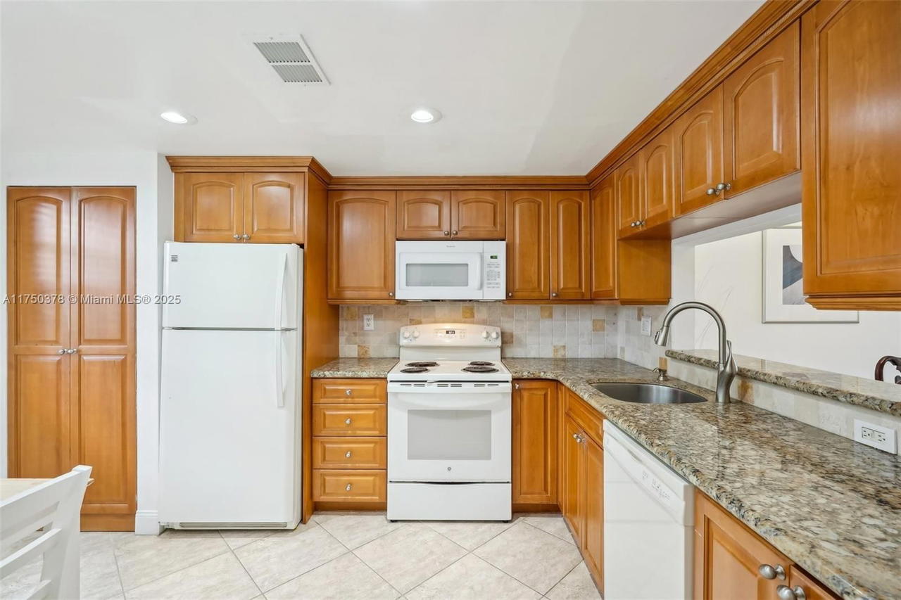 Real estate property located at 900 Colony Point Cir #408, Broward, Colony Point 1 Condo, Pembroke Pines, FL