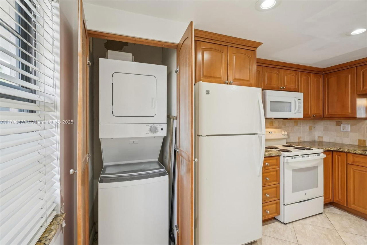 Real estate property located at 900 Colony Point Cir #408, Broward, Colony Point 1 Condo, Pembroke Pines, FL