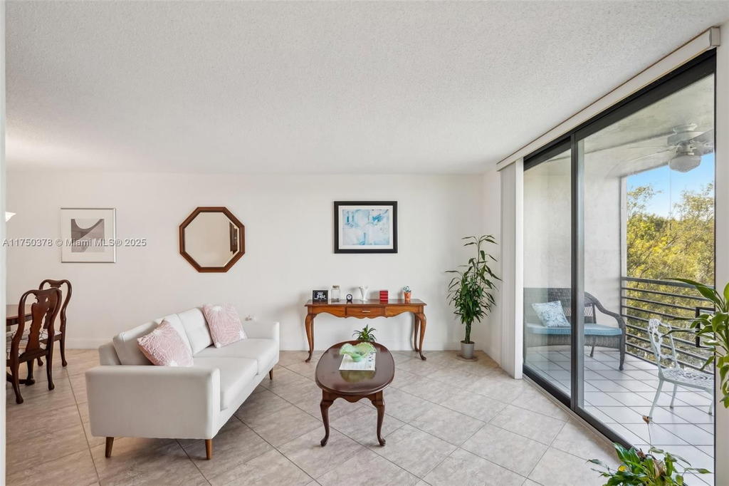 Real estate property located at 900 Colony Point Cir #408, Broward, Colony Point 1 Condo, Pembroke Pines, FL