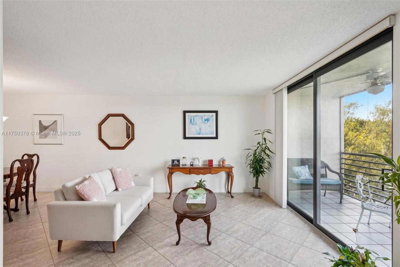 Real estate property located at 900 Colony Point Cir #408, Broward, Colony Point 1 Condo, Pembroke Pines, FL