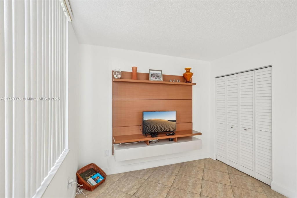 Real estate property located at 900 Colony Point Cir #408, Broward, Colony Point 1 Condo, Pembroke Pines, FL