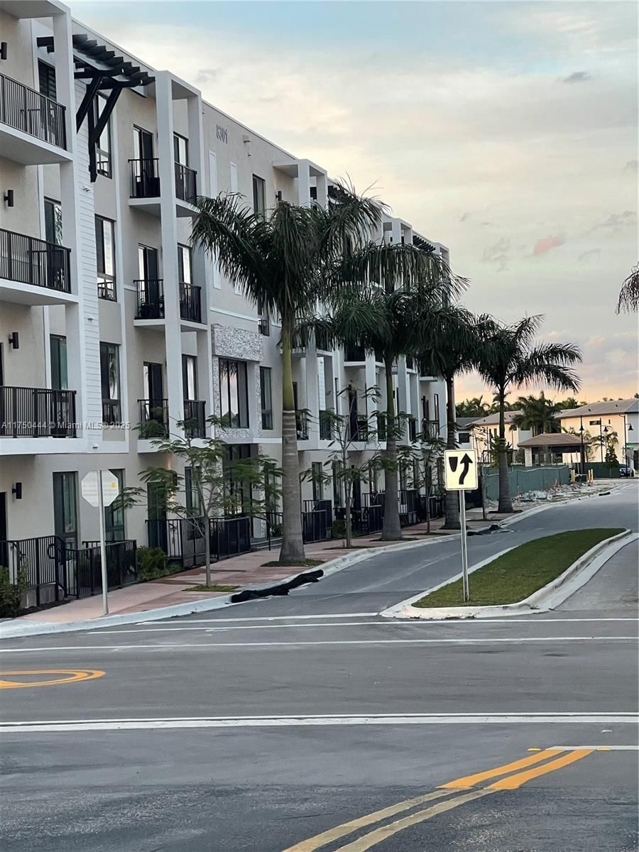 Real estate property located at 8265 41 st #402, Miami-dade, Downtown Doral South Phas, Doral, FL