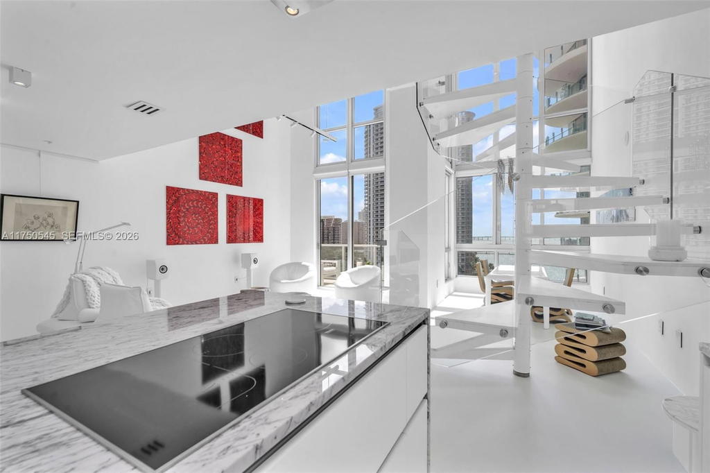 Real estate property located at 300 Biscayne Blvd L-1012, Miami-dade, Met 1 Condo, Miami, FL