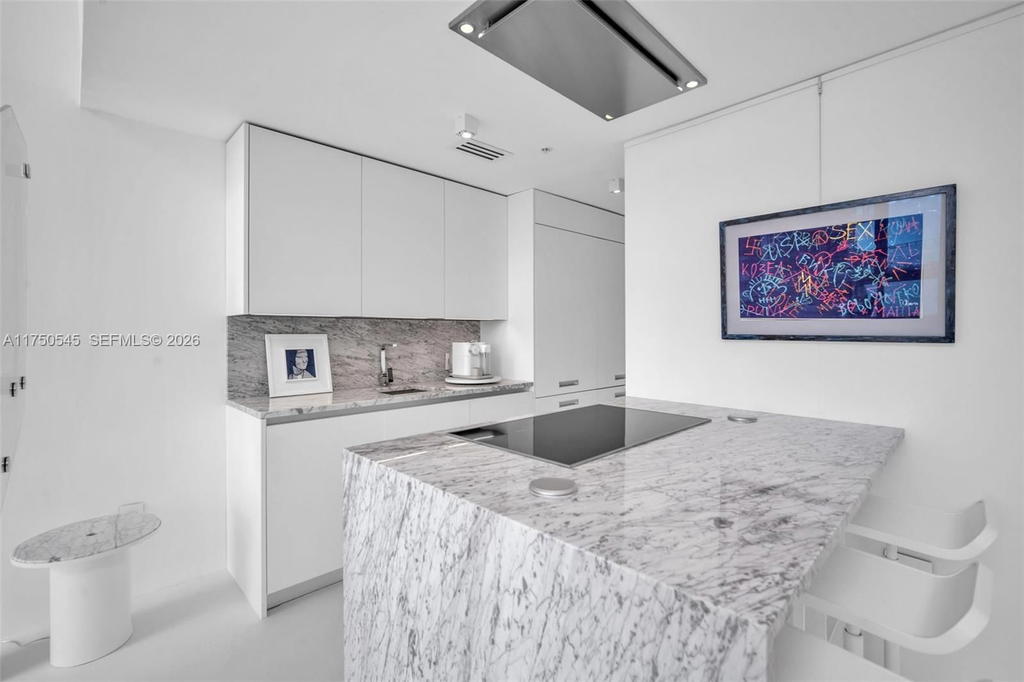 Real estate property located at 300 Biscayne Blvd L-1012, Miami-dade, Met 1 Condo, Miami, FL