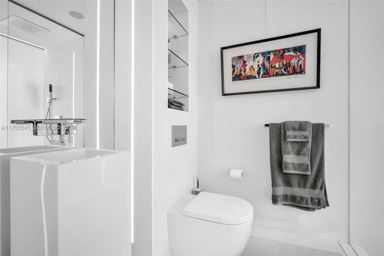 Real estate property located at 300 Biscayne Blvd L-1012, Miami-dade, Met 1 Condo, Miami, FL
