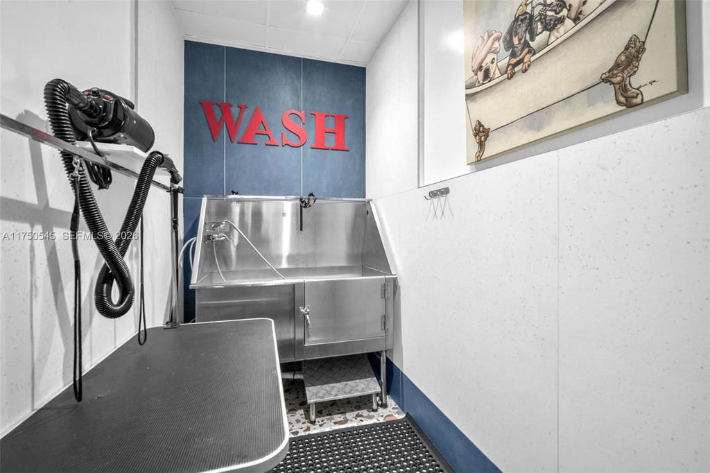 Real estate property located at 300 Biscayne Blvd L-1012, Miami-dade, Met 1 Condo, Miami, FL