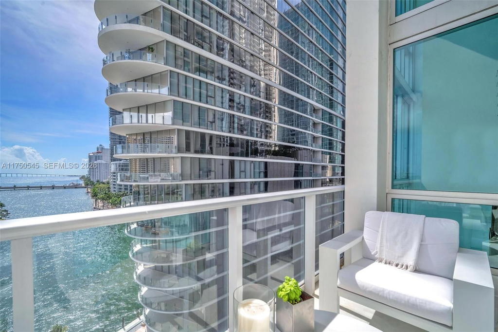 Real estate property located at 300 Biscayne Blvd L-1012, Miami-dade, Met 1 Condo, Miami, FL