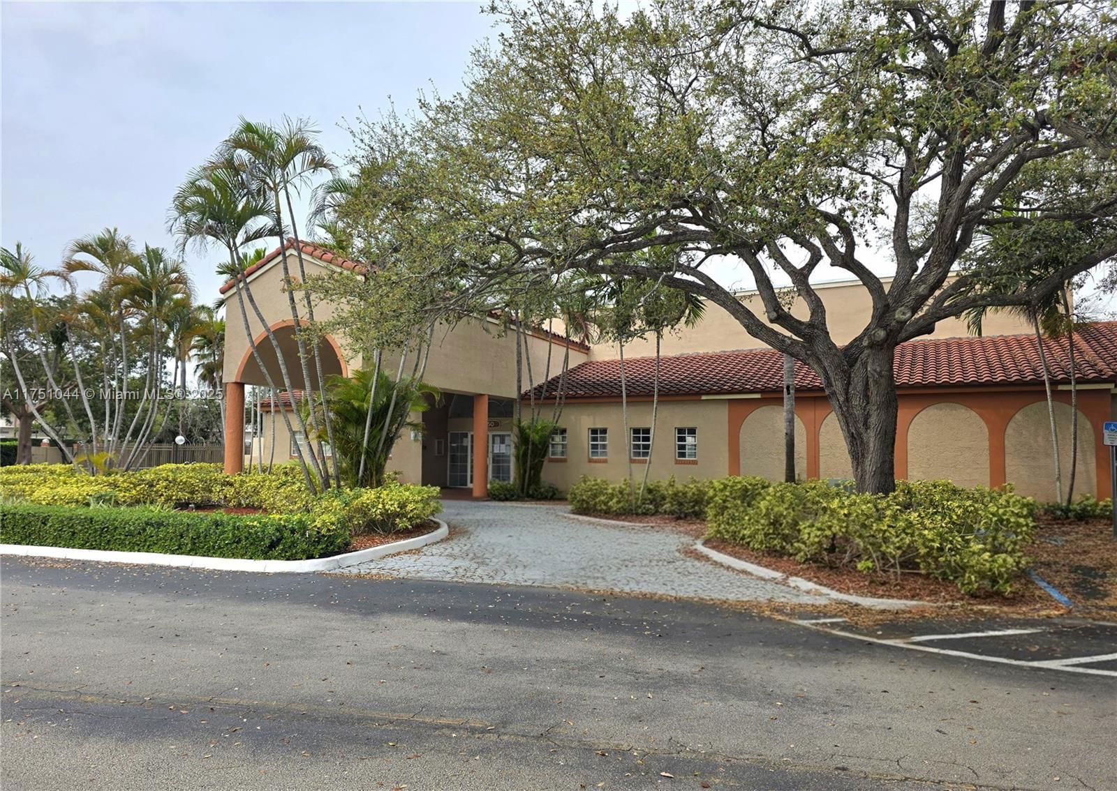 Real estate property located at 365 86th Ave #201, Broward, Windmill Lakes Iii Condo, Pembroke Pines, FL