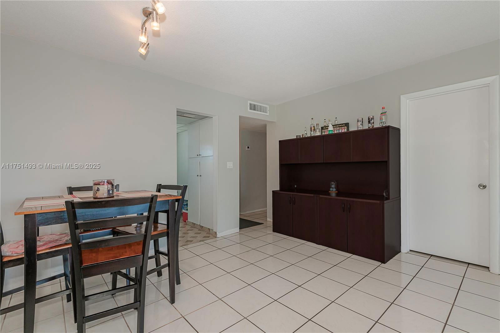 Real estate property located at 3010 Marcos Dr R211, Miami-dade, Point East Sec 4 Condo, Aventura, FL