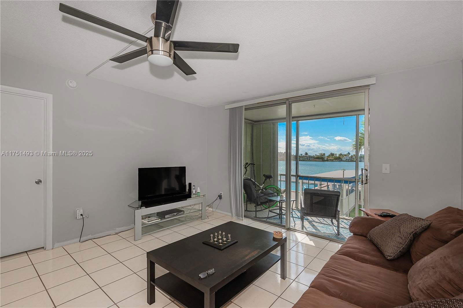 Real estate property located at 3010 Marcos Dr R211, Miami-dade, Point East Sec 4 Condo, Aventura, FL