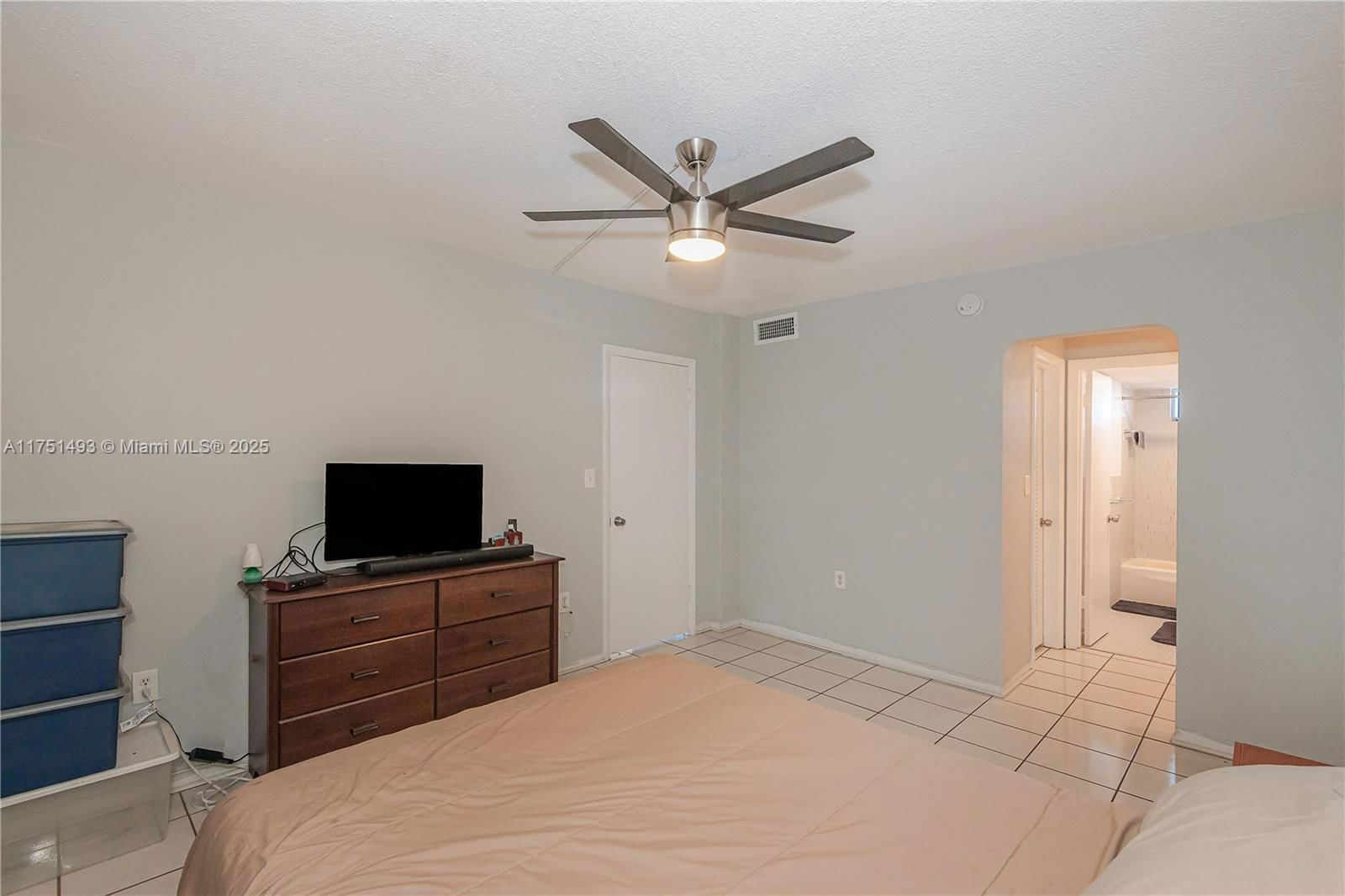 Real estate property located at 3010 Marcos Dr R211, Miami-dade, Point East Sec 4 Condo, Aventura, FL