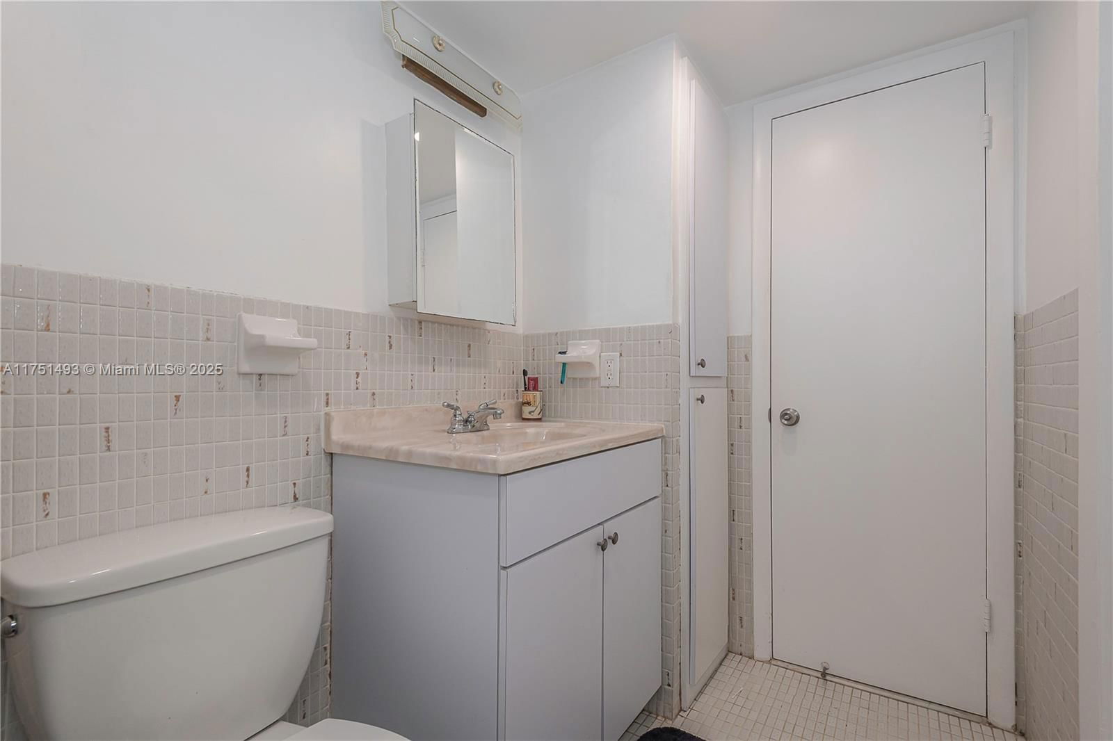 Real estate property located at 3010 Marcos Dr R211, Miami-dade, Point East Sec 4 Condo, Aventura, FL